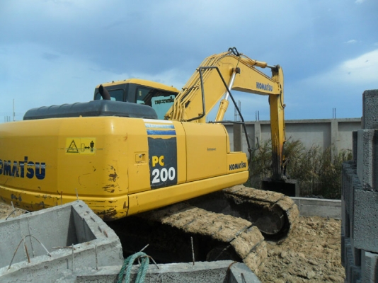 .Komatsu PC200-7
