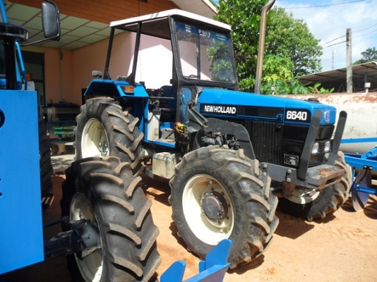 คุณอาภาพร รับรถแล้ว รถไถฟอร์ดรุ่น 6640 NEW HOLLAND 2เพลา รถสวยมาก ระบบธรรมดาทั้งคัน