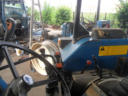 คุณอาภาพร รับรถแล้ว รถไถฟอร์ดรุ่น 6640 NEW HOLLAND 2เพลา รถสวยมาก ระบบธรรมดาทั้งคัน