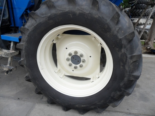 คุณอาภาพร รับรถแล้ว รถไถฟอร์ดรุ่น 6640 NEW HOLLAND 2เพลา รถสวยมาก ระบบธรรมดาทั้งคัน