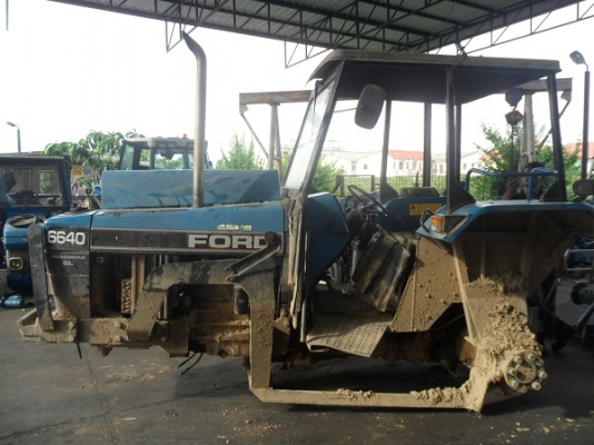 คุณอาภาพร รับรถแล้ว รถไถฟอร์ดรุ่น 6640 NEW HOLLAND 2เพลา รถสวยมาก ระบบธรรมดาทั้งคัน