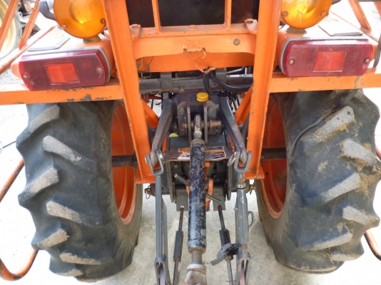 ขาย Kubota  B2410 ขัลเคลื่อน4ล้อ พวงมาลัยเพาเวอร์ มีPTO หน้า-หลังใช้งานเพียง960ชั่วโมงสภาพเดิมดีมาก