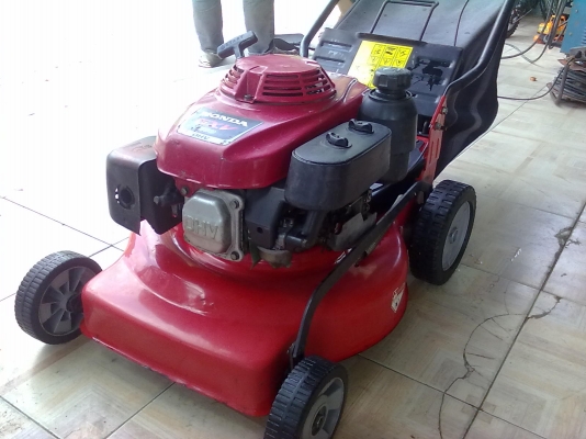 รถตัดหญ้า HONDA รุ่นใหม่ มีที่เก็บหญ้า