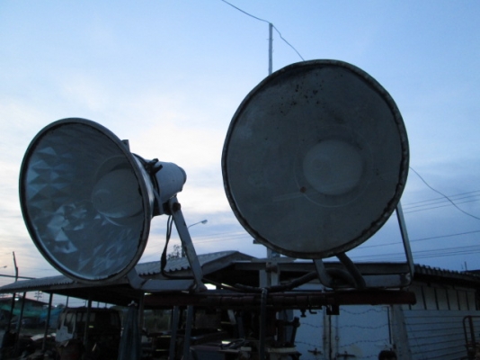 รหัส:13001185ไฟสนามตู้ไฟขนาดไฟ100v.จำนวน2ปลั๊กหลอดไฟ2หลอดยกสูงได้4m.ใช้ไฟแสงจันทร์