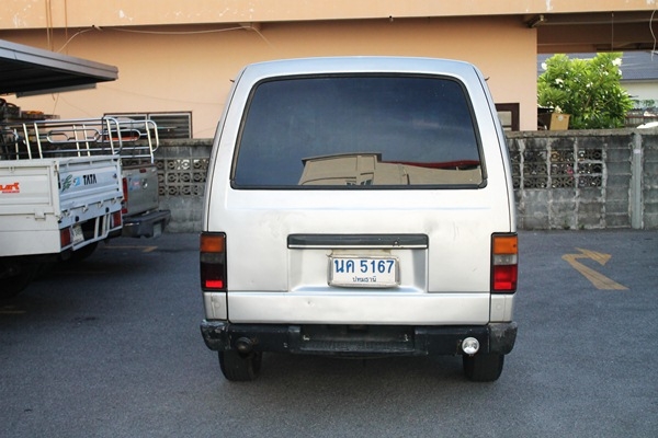 ขายรถตู้ URVAN เครื่อง 2700 พร้อมใช้งาน