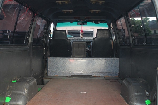ขายรถตู้ URVAN เครื่อง 2700 พร้อมใช้งาน