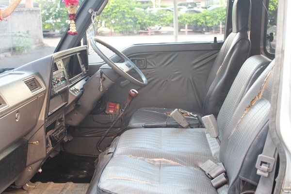 ขายรถตู้ URVAN เครื่อง 2700 พร้อมใช้งาน