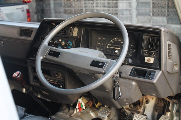 ขายรถตู้ URVAN เครื่อง 2700 พร้อมใช้งาน