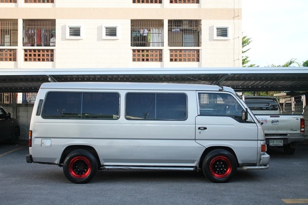 ขายรถตู้ URVAN เครื่อง 2700 พร้อมใช้งาน