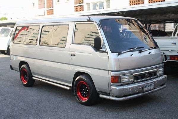 ขายรถตู้ URVAN เครื่อง 2700 พร้อมใช้งาน