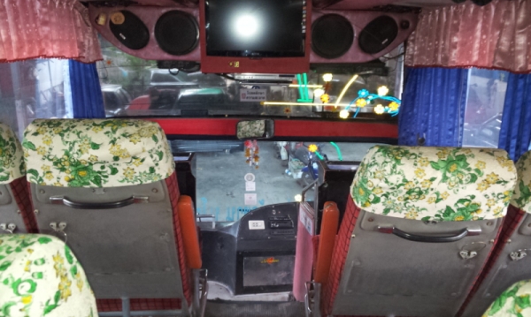 ขายรถทัวร์ ยาว 12 ม  รถพัดลม 550000 บาท รายละเอียด โทร 0860395815