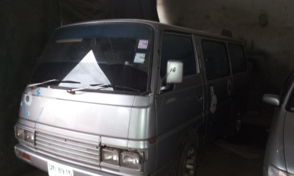 ขายรถตู้  นิสสัน สักคัน เครื่องดี แอร์เย็น ติดแก็สแล้ว 65000  บาท  โทร 0860395815