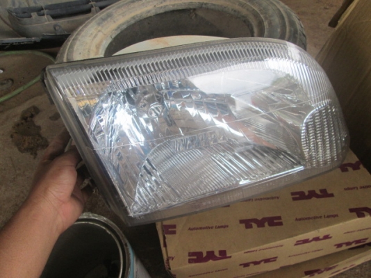 ขายเสื้อไฟหน้าด้านขวา TOYOTA HIACE