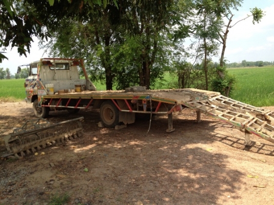 รถบรรทุก สำหรับบรรทุกแบคโฮ พร้อมรถแบคโฮ ยี่ห้อ KOMATSU PC50