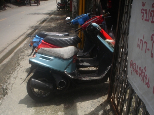 สีฟ้า 4,800บาท สีแดง 6,800บาท สีเขียวอ่อน 4,800บาท เอาหมดลดให้