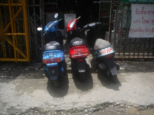 สีฟ้า 4,800บาท สีแดง 6,800บาท สีเขียวอ่อน 4,800บาท เอาหมดลดให้