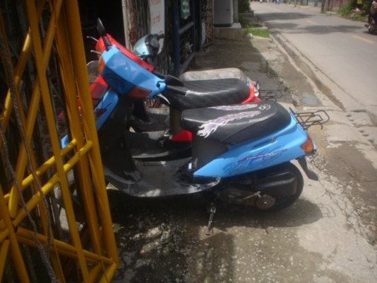 สีฟ้า 4,800บาท สีแดง 6,800บาท สีเขียวอ่อน 4,800บาท เอาหมดลดให้