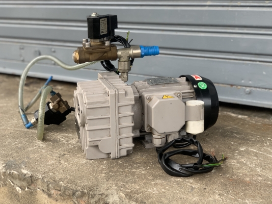 ขายปั๊มแวคคั่มสุญญากาศ DVP 1/3HP.(0.25Kw) 220V Made in Italy ไฟบ้าน สภาพสวยใหม่มาก(หายากครับ) พร้อมชุดวาล์วคอนโทรล 2ตัวครับ หมุนนิ่ม ดูดแรง พร้อมใช้งาน ราคา 4,600 บาท