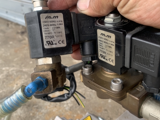 ขายปั๊มแวคคั่มสุญญากาศ DVP 1/3HP.(0.25Kw) 220V Made in Italy ไฟบ้าน สภาพสวยใหม่มาก(หายากครับ) พร้อมชุดวาล์วคอนโทรล 2ตัวครับ หมุนนิ่ม ดูดแรง พร้อมใช้งาน ราคา 4,600 บาท
