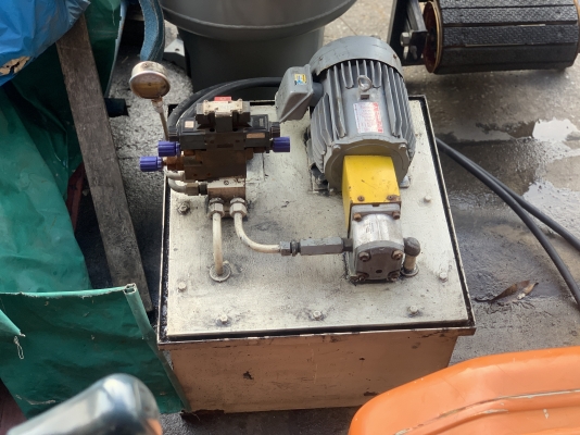 ขายชุดปั๊มน้ำมันไฮโดรลิค ขนาด 3HP. 380V หัวปั๊ม Made in Italy มอเตอร์ Mitsubishi สภาพสวย หมุนนิ่ม มาพร้อมชุดวาล์วคอนโทรล 1ชุด 220V พร้อมใช้งาน ราคา 12,500 บาท