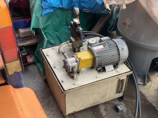ขายชุดปั๊มน้ำมันไฮโดรลิค ขนาด 3HP. 380V หัวปั๊ม Made in Italy มอเตอร์ Mitsubishi สภาพสวย หมุนนิ่ม มาพร้อมชุดวาล์วคอนโทรล 1ชุด 220V พร้อมใช้งาน ราคา 12,500 บาท