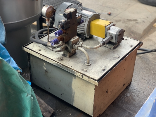 ขายชุดปั๊มน้ำมันไฮโดรลิค ขนาด 3HP. 380V หัวปั๊ม Made in Italy มอเตอร์ Mitsubishi สภาพสวย หมุนนิ่ม มาพร้อมชุดวาล์วคอนโทรล 1ชุด 220V พร้อมใช้งาน ราคา 12,500 บาท