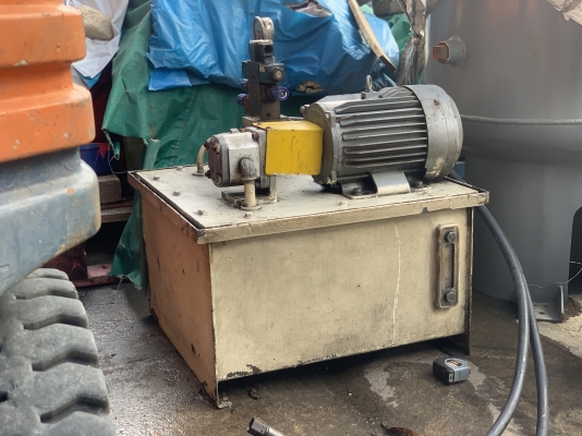 ขายชุดปั๊มน้ำมันไฮโดรลิค ขนาด 3HP. 380V หัวปั๊ม Made in Italy มอเตอร์ Mitsubishi สภาพสวย หมุนนิ่ม มาพร้อมชุดวาล์วคอนโทรล 1ชุด 220V พร้อมใช้งาน ราคา 12,500 บาท
