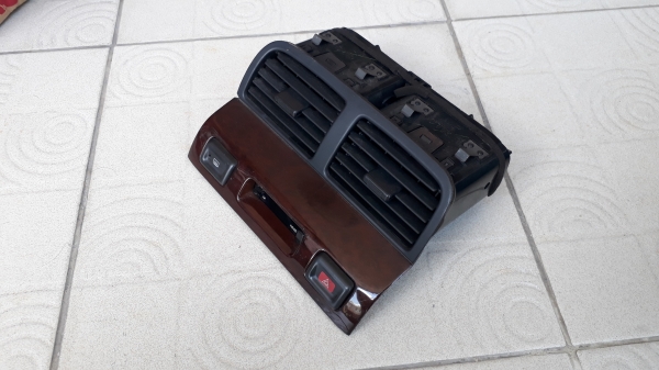 กรอบช่องแอร์กลาง NISSAN A32 แท้