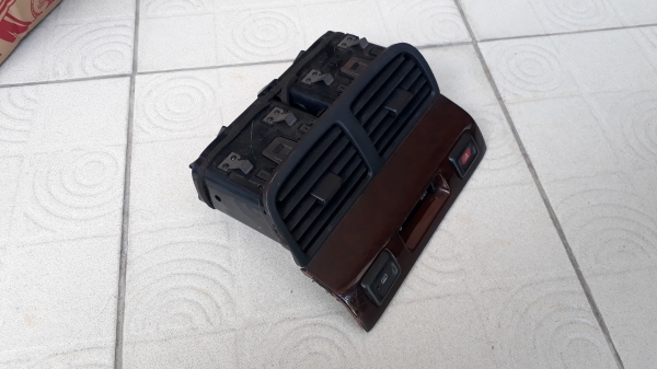 กรอบช่องแอร์กลาง NISSAN A32 แท้