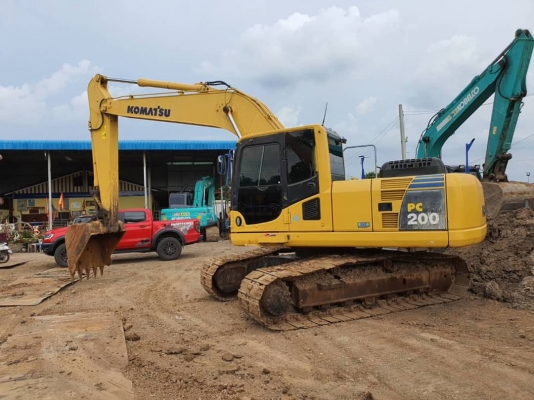 ขาย 1,680,000 บาท KOMATSU PC200 รุ่น 8
