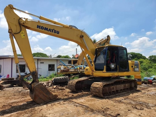 ขาย 1,680,000 บาท KOMATSU PC200 รุ่น 8