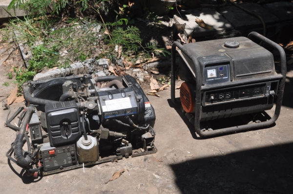 ขาย เครื่องปั่นไฟ generator 2 ตัวครับ 1 honda 6 kva