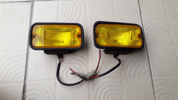 สปอร์ตไล้ท์ SUBARU แท้ ทรงสี่เหลี่ยม เลนส์สีเหลืองจากญี่ปุ่น
