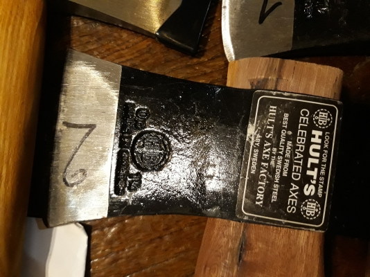 ขายขวานตราเสือขนาด1 1/4ปอน MADE IN SWEDEN.ด้ามไม้ทางใต้