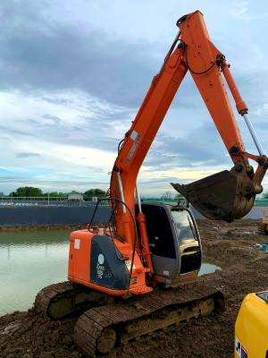 Hitachi zx135 US พร้อมใช้งานเล่มทะเบียน