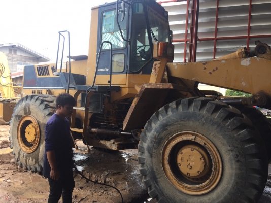 ขายด่วน. รถตักล้อยาง. KOMATSU. WA 400.  สภาพดีมาก. ติดต่อด่วน. 0910617179