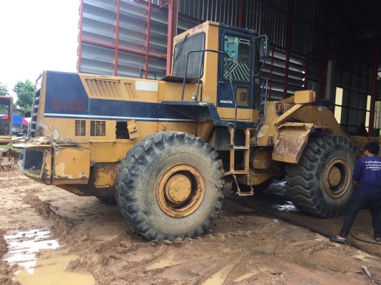 ขายด่วน. รถตักล้อยาง. KOMATSU. WA 400.  สภาพดีมาก. ติดต่อด่วน. 0910617179