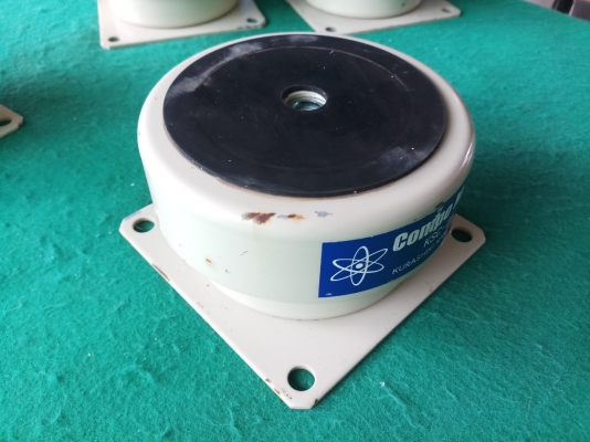 ขารองกันสั่นสะเทือน ยี่ห้อ Compo Mount รุ่น KSC-250A รุ่นใหญ่ มีสปริงด้านใน รับน้ำหนักได้ดี สภาพสวย