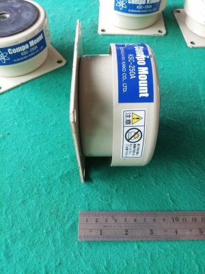 ขารองกันสั่นสะเทือน ยี่ห้อ Compo Mount รุ่น KSC-250A รุ่นใหญ่ มีสปริงด้านใน รับน้ำหนักได้ดี สภาพสวย