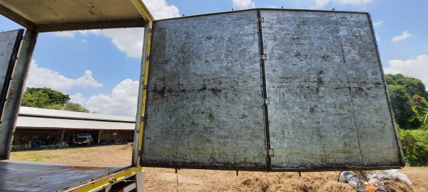 ขายตู้ 10 บาน ขนาด ยาว7.20 กว้าง2.40 ต่อรองราคาได้