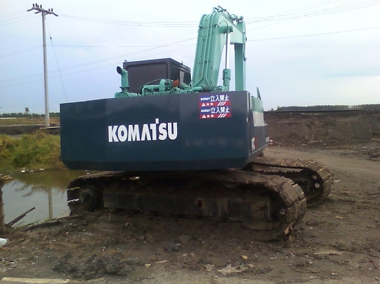 komatsu pc 200 รุ่น 3 สภาพพร้อมใช้งาน  มีเเอร์พร้อม