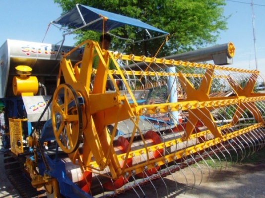 รถเกี่ยวนวดข้าว สายพันธุ์แกร่ง รุ่นใหม่ ไฮเทค 2012