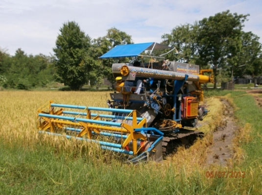 รถเกี่ยวนวดข้าว สายพันธุ์แกร่ง รุ่นใหม่ ไฮเทค 2012