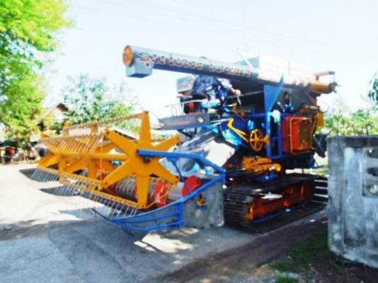 รถเกี่ยวนวดข้าว สายพันธุ์แกร่ง รุ่นใหม่ ไฮเทค 2012