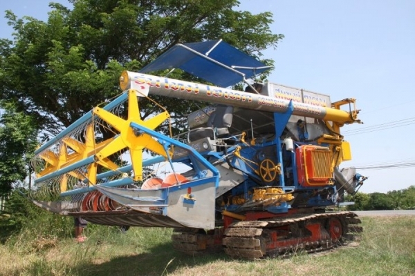 รถเกี่ยวนวดข้าว สายพันธุ์แกร่ง รุ่นใหม่ ไฮเทค 2012