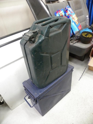 ขายถังน้ำมันกับกล่องเหล็กทหาร