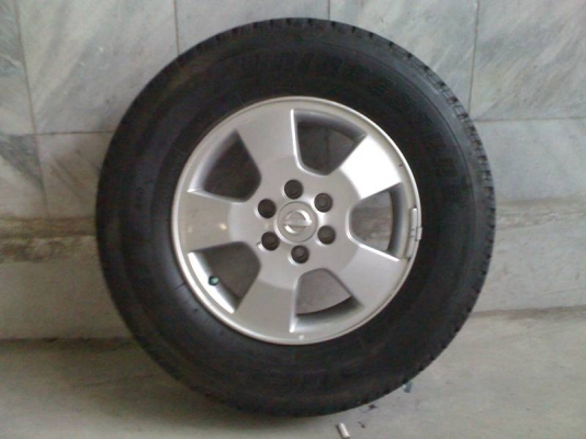 ขายด่วน! แม็กพร้อมยาง 1 ชุด 4 วง 225 70 R15 ครับ