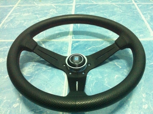 พวงมาลัย Nardi ก้านยก หนังรูด้ายแเดง สภาพ 99.99\% แท้ครับ