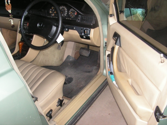 เบน300E  รับประกันความสวยและเดิมๆเลยครับ(เก่าเเต่ปีนะครับ)