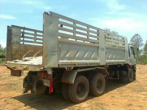 HINO FM 3M 240 HP M10C สิบล้อดั๊มพ์ 2 เพลา กระบะดั๊มพ์เหล็ก 12 ตันของสามมิตรลอนเฉียงสภาพสวยจัดทั้งภายนอกและภายใน มีระบบลากพ่วงครบพร้อมใช้งาน เครื่องแห้งแรงดีไม่มีเยิ้ม ภายในเก๋งคอนโซลสวยครบ แอร์เย็น พวงมาลัยเพาเวอร์ เบรคทริ๊ปฟี้ ช่วงล่างคัชซีสวยมาก ยางสภา